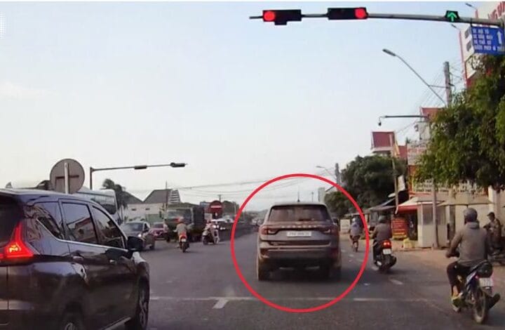 Mức phạt vượt đèn đỏ 2026: Ô tô bị phạt đến 22 triệu, trừ 4-10 điểm GPLX