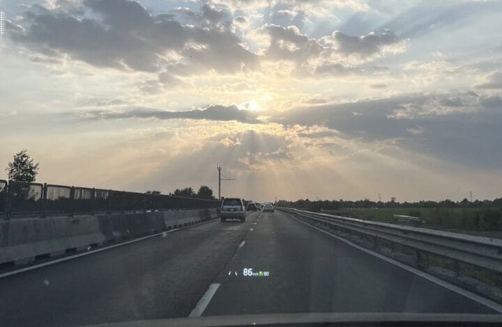 Tại sao lái xe trên đường cao tốc dễ gây mất tập trung hơn đường phố?