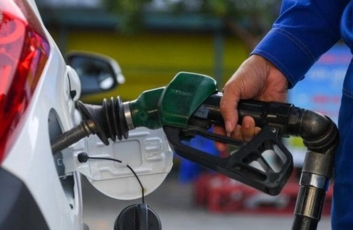 Nóng: Giá dầu thế giới chạm mốc 100 USD, áp lực tăng giá xăng trong nước cực lớn