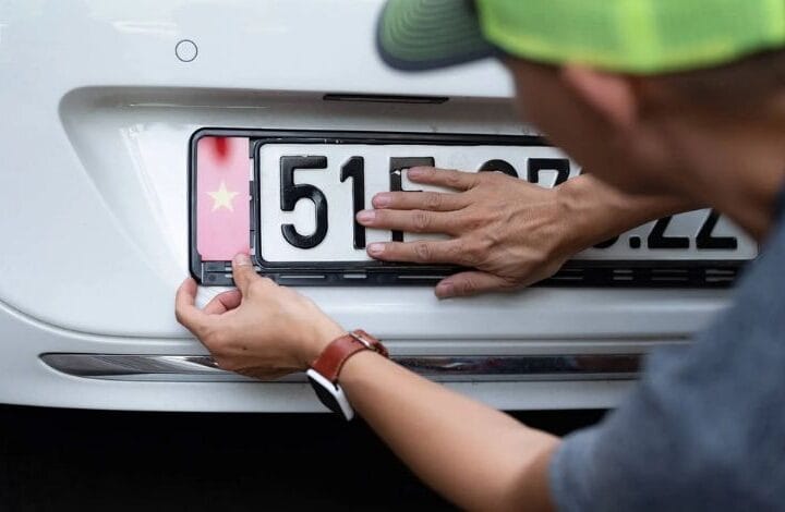 Quy định mới về biển số xe 2026: Ô tô được lắp 2 biển dài trong trường hợp nào?