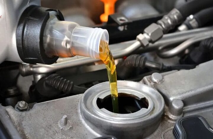 Cảnh báo: Những sai lầm chết người khi thay nhớt ô tô/xe máy bạn nên biết