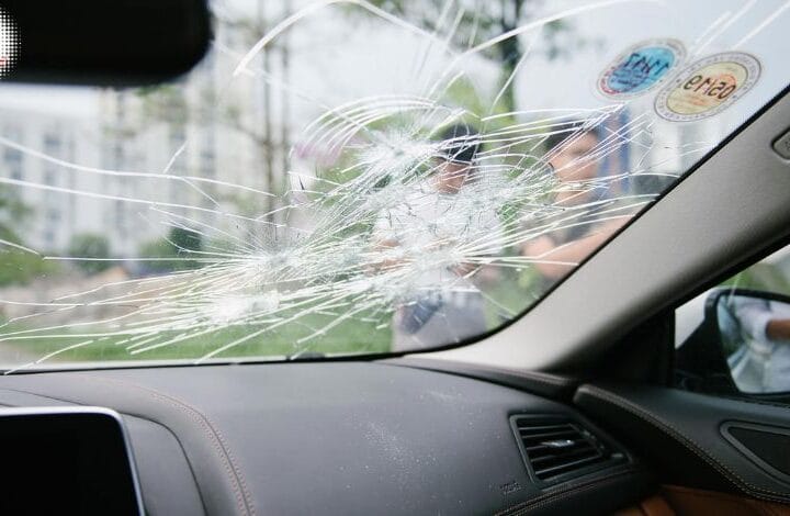 Có nên thay kính lái ô tô ở gara ngoài? 3 Lưu ý bắt buộc phải biết
