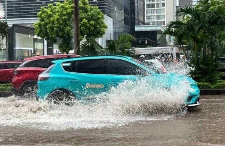 Hướng dẫn cách chạy xe điện an toàn qua vùng ngập nước mùa mưa